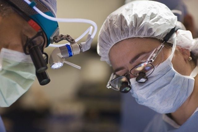 Mädchen und Ärztin im Spital