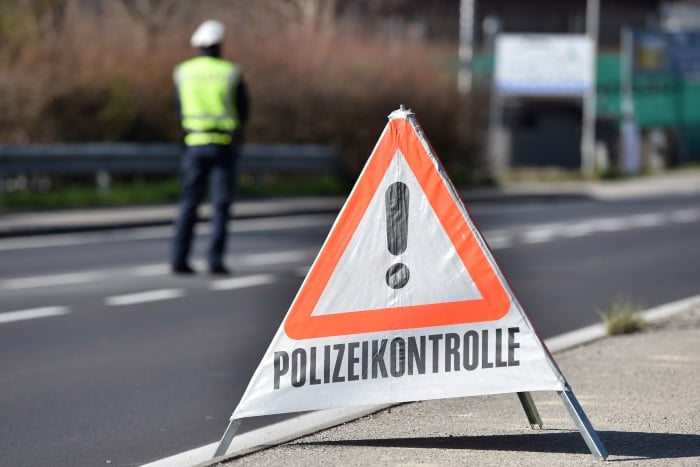Junge Dame verwirt von Social Media