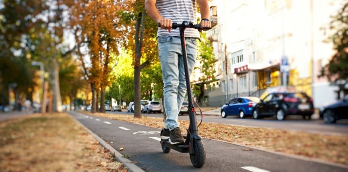 Man hällt E-Scooter