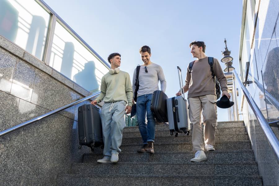 Männer gehen auf Urlaub