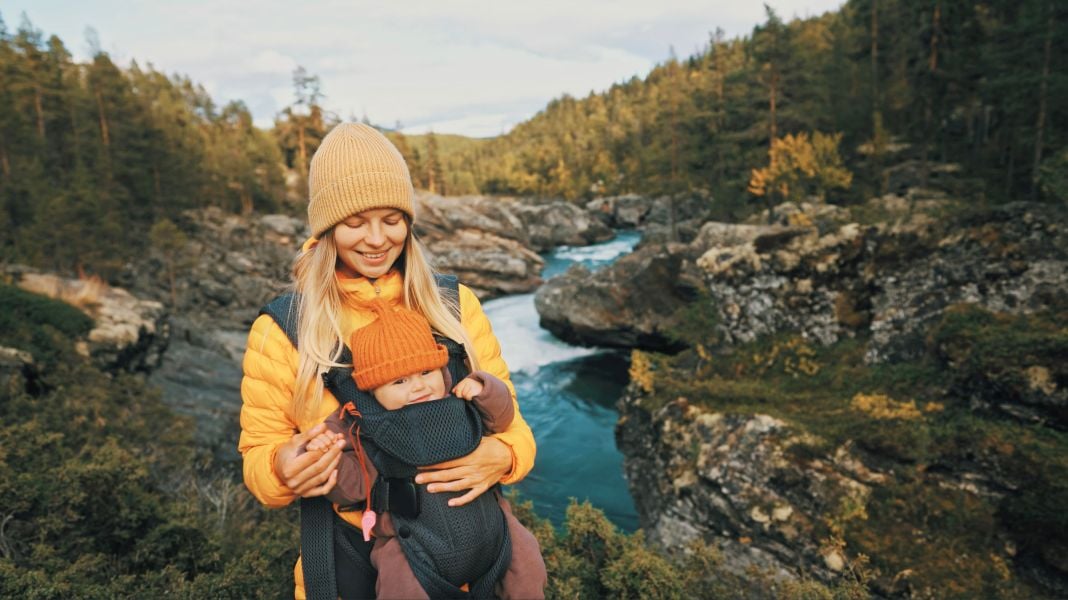 Mutter mit Baby wandern