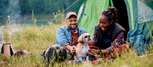 Paar mit Hund campen