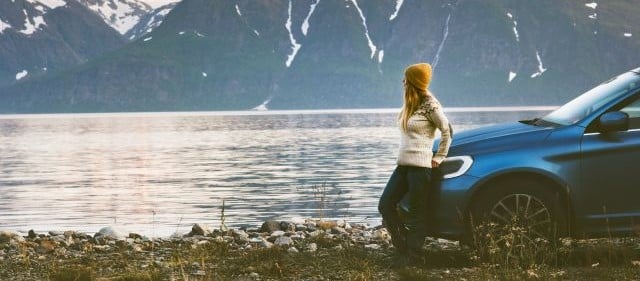 Frau mit Auto