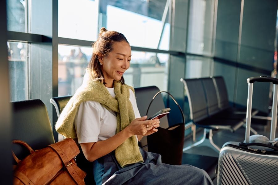 Frau wartet auf Boarding