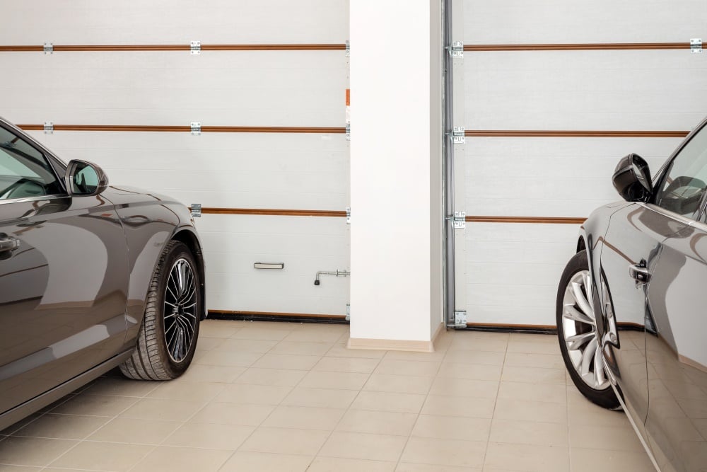 Zwei Autos in einer Garage geparkt