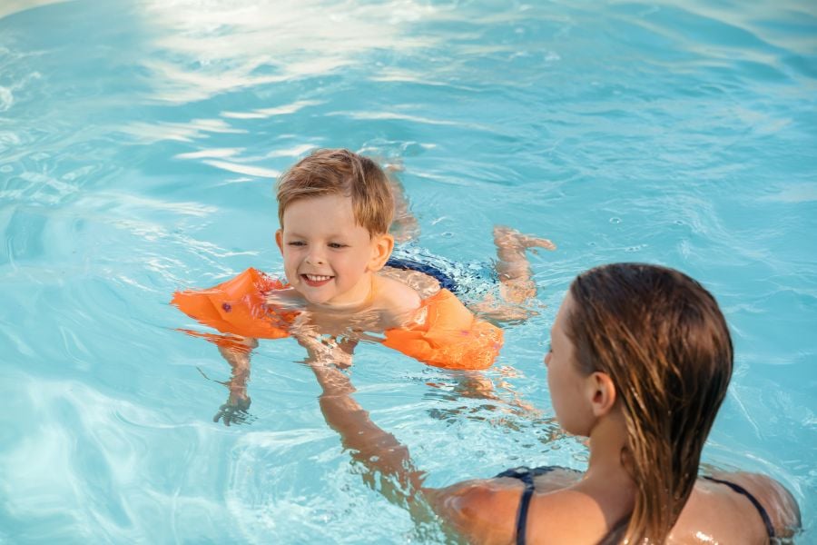 Kind schwimmt im Wasser