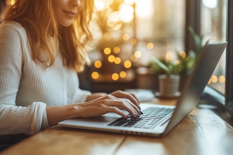Frau mach psychologische Online Beratung