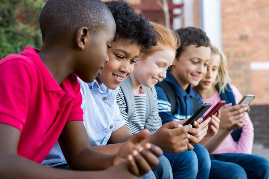 Kinder spielen am Handy