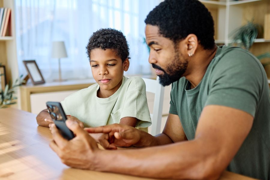 Vater und Sohn am Handy