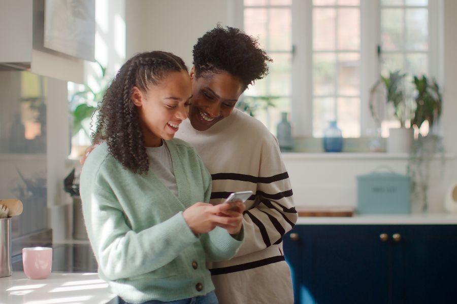 Mutter und Tochter richten Handy ein