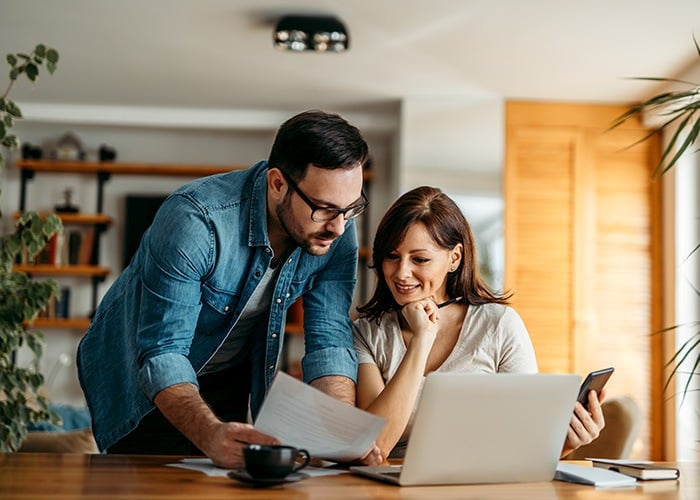Mädchen und Ärztin im Spital
