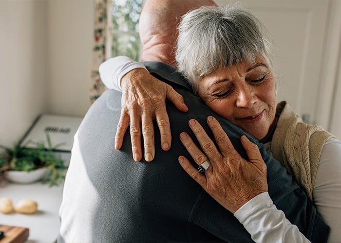 Eine medizinische Person hilft einer Dame