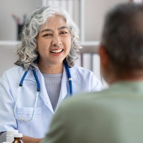 Ärztin betreut Patienten