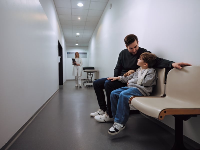 Mädchen spielt am Spielplatz