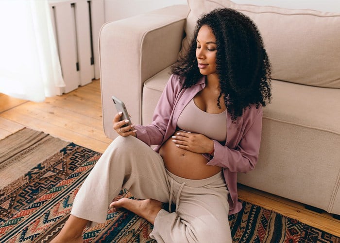 Mann berechnet Krankenversicherung am Laptop