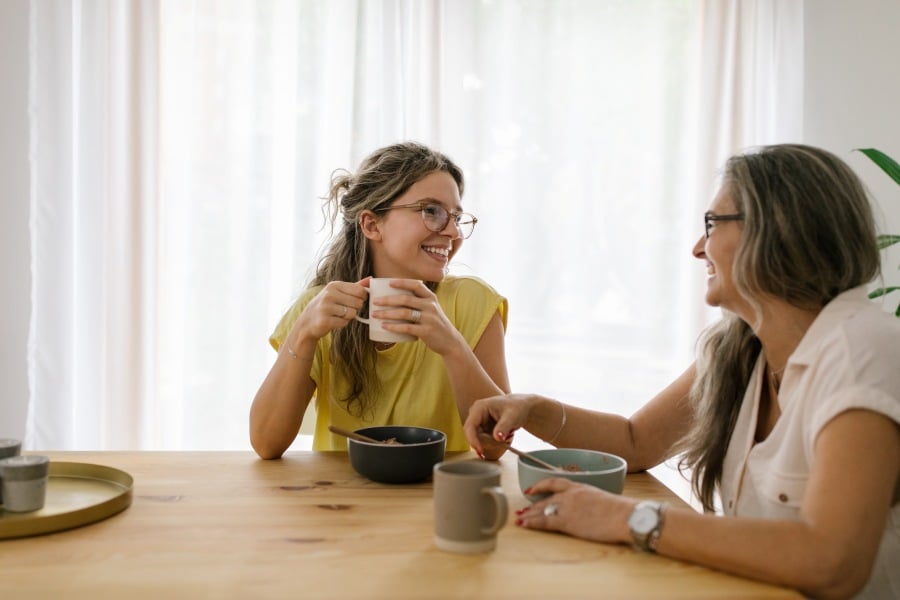 Tochter und Mutter frühstücken gemeinsam