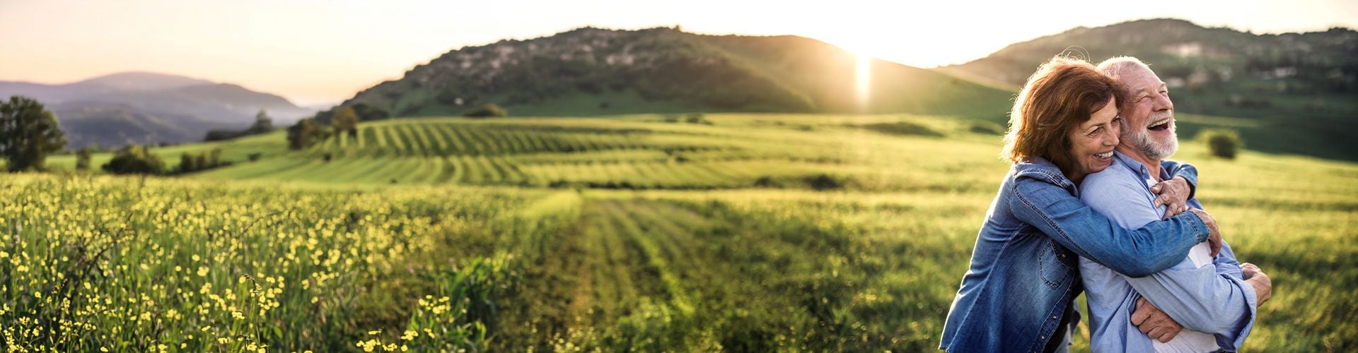 Älteres Ehepaar lächelt und befindet sich in der Natur