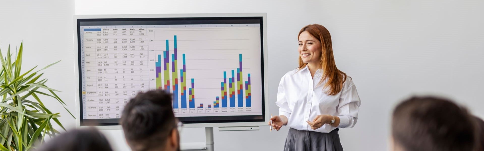 Vater mit zwei Buben, die in der Kiste geschoben werden