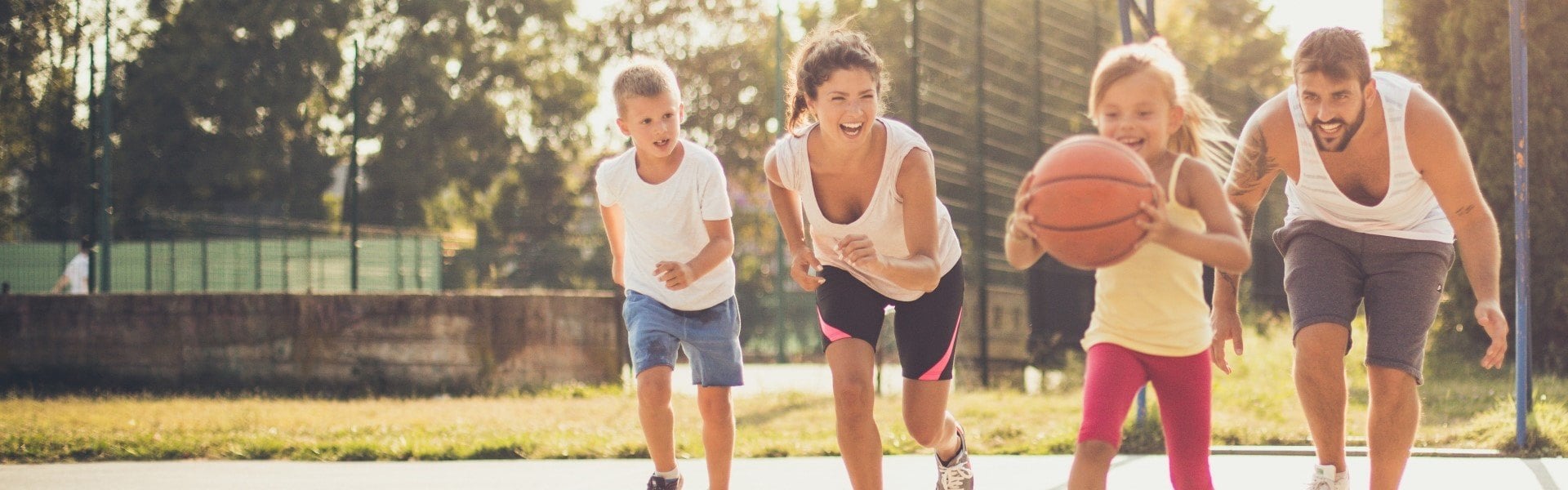 kinder spielen gemeinsam