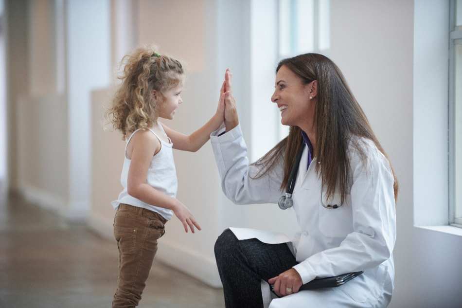 Mädchen und Ärztin im Spital