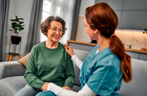 Arzthelferin mit älterer Dame