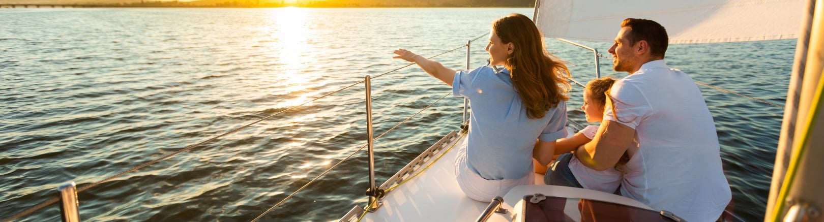 Mann und Frau schauen am Handy