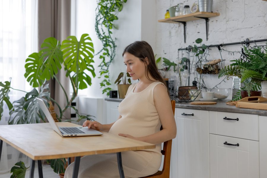 Schwangere Frau telefoniert mit Psychologin online