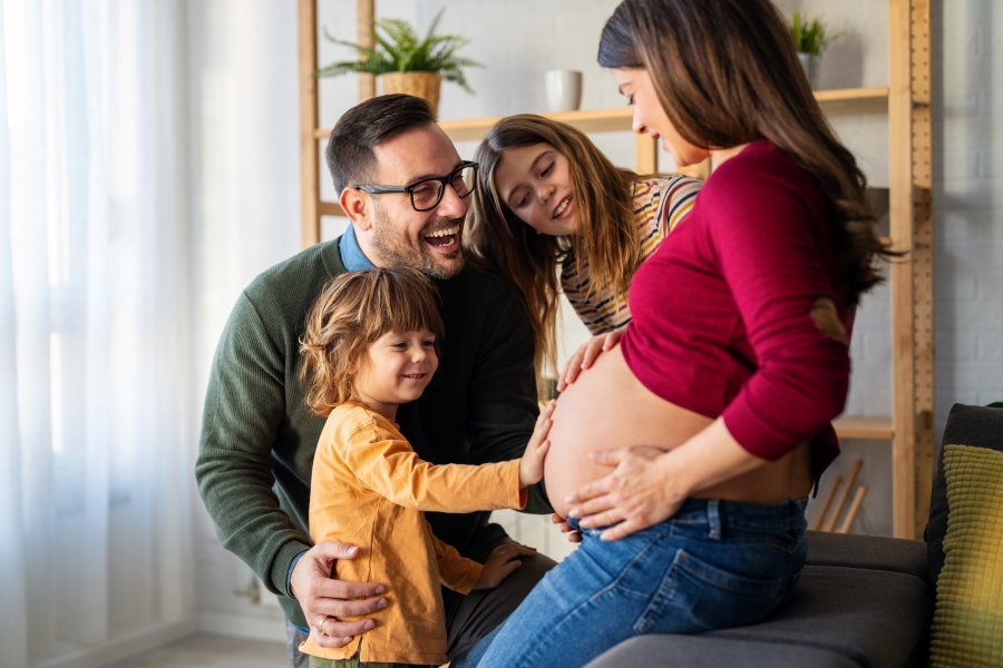 Werdende Mutter mit zwei Kindern und Mann