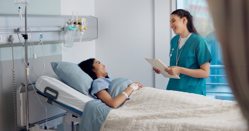 Großvater spielt mit seinen Enkelkinder