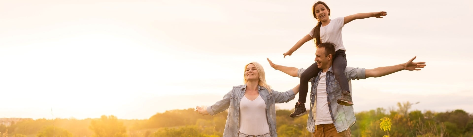 Junge Familie kuschelt seine Kinder