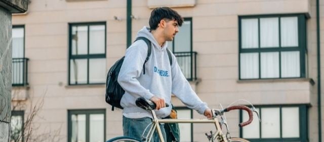 Student schiebt sein Fahrrad