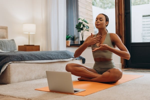 Frau macht yoga