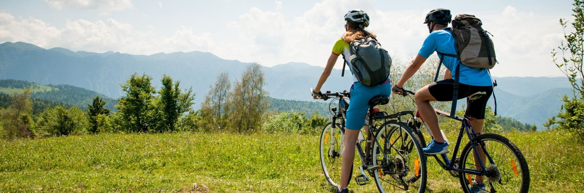 Zwei Fahrradfahrer in der Landschaft