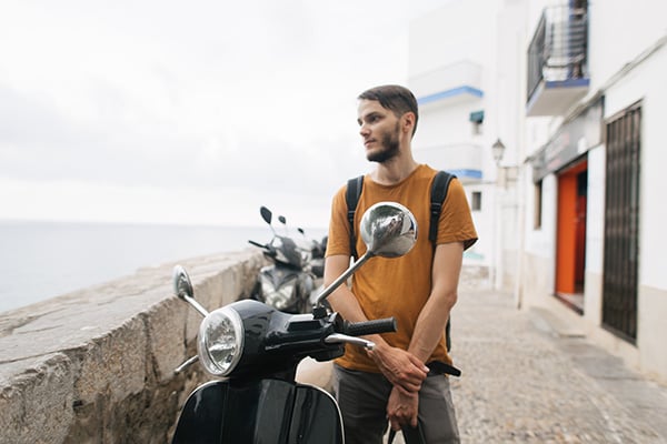 Junger Mann mit Moped