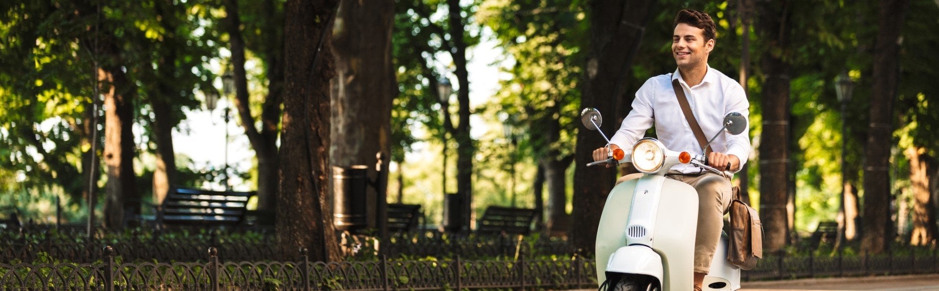 Mann fährt auf einem Moped