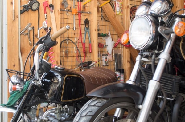 Kammer mit Werkzeug und zwei Motorrädern