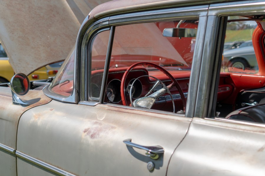 Oldtimer mit Einblick in die Innenausstattung