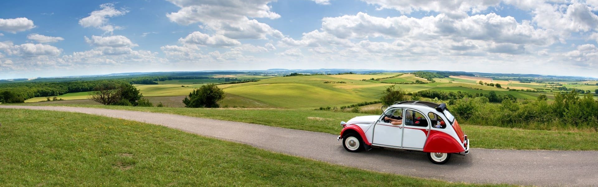 Oldtimer fährt in der Landschaft