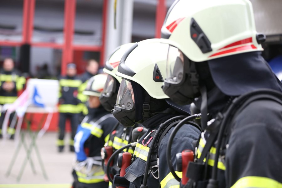 Feuerwehr löscht brennendes Feld