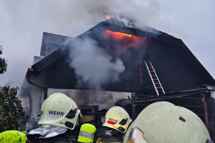 Feuerwehrmänner löschen einen Brand