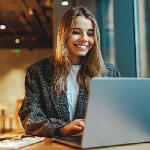 Frau erkundigt am Laptop