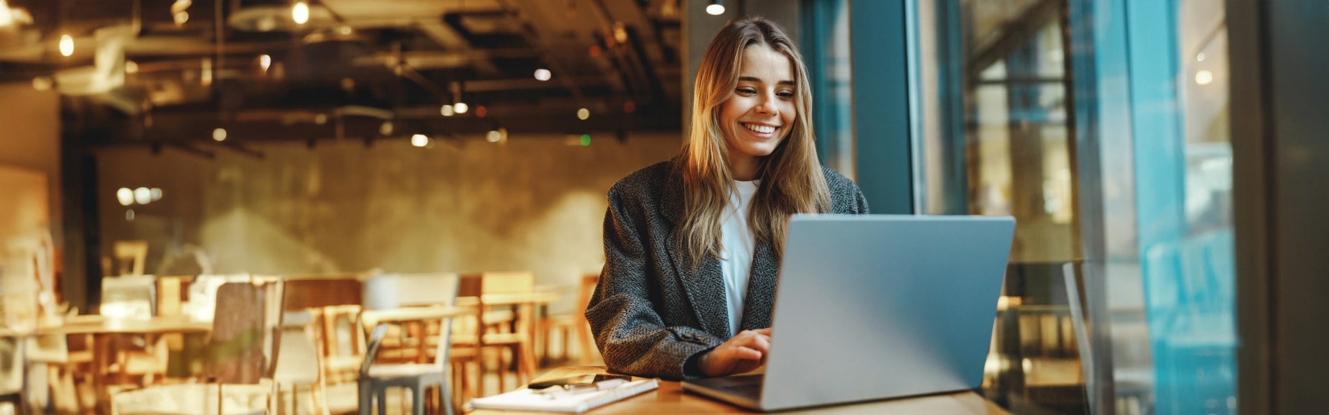 Frau erkundigt am Laptop