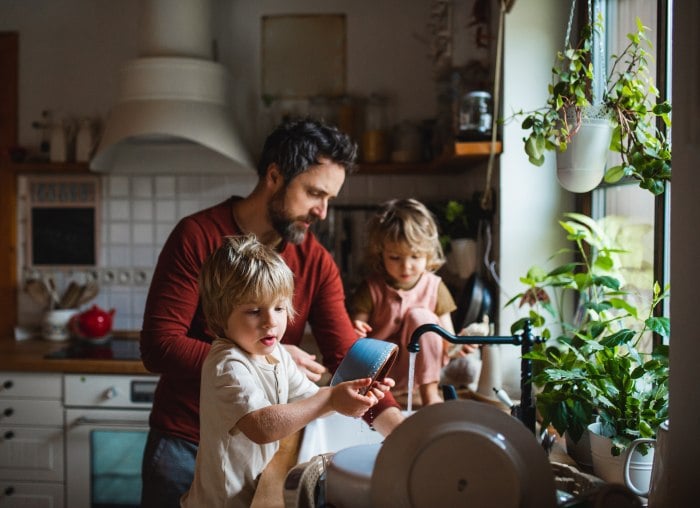 Familienvater mit zwei Kindern in der Küche