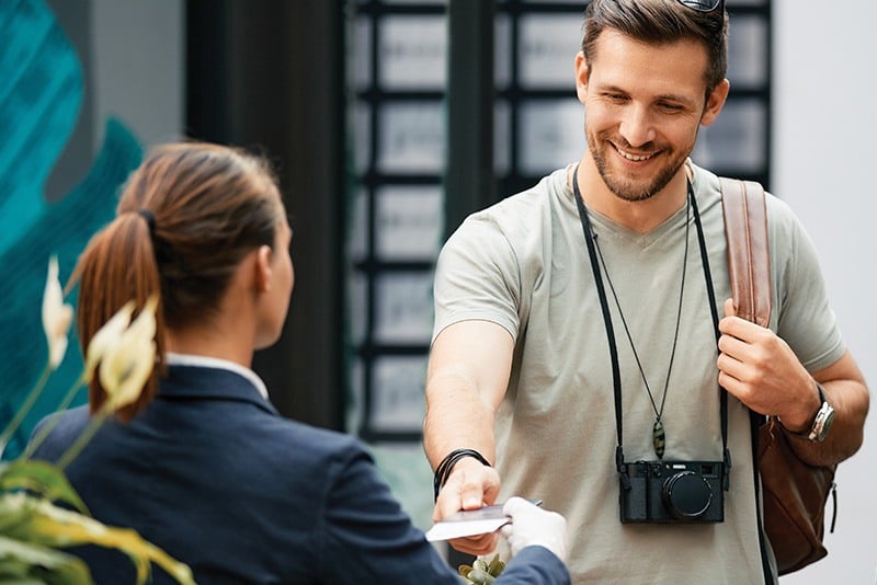 Mann und Frau verkaufen Blümen im Geschäft