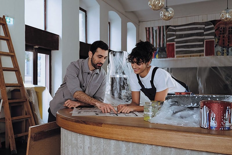 Mann und frau arbeiten in Cafeteria