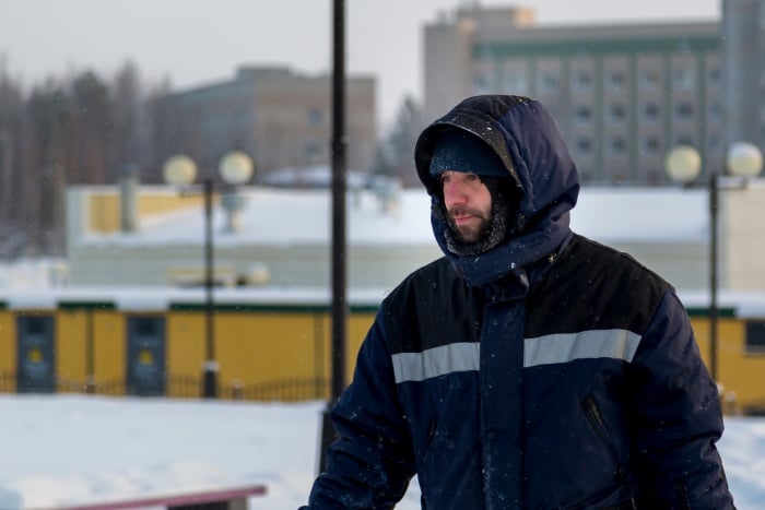 Winteraufräumung vor Hotel
