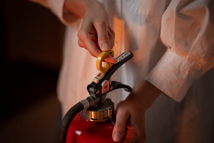 Feuerlöscher in der Hand