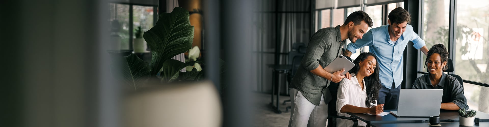 KollegInnen schauen in einen Laptop