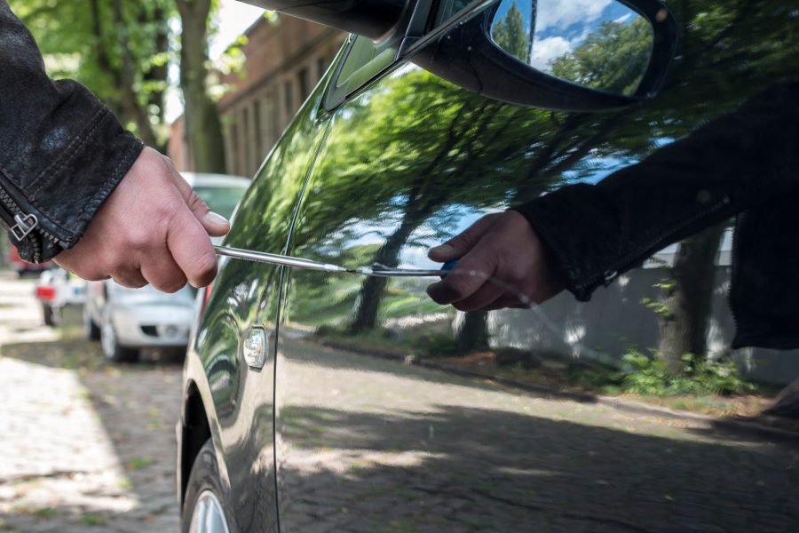 Auto wird zerkratzt