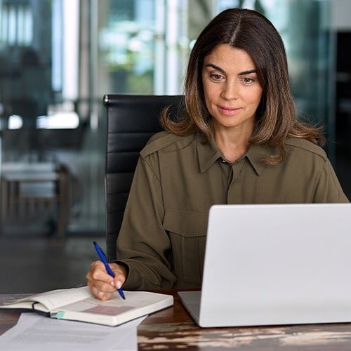 Rechtsanwältin schreibt Dokumente